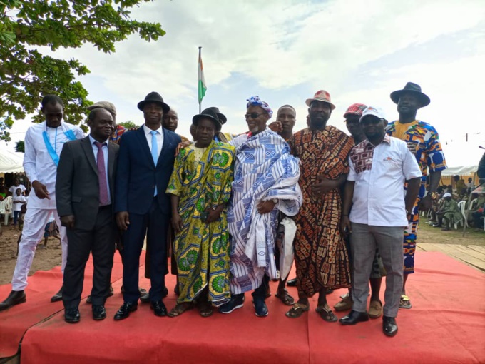 Bingerville/ L'entreprise Ibagim distribue des équipements, des kits, des bourses d'études et annonce une cantine et une maternelle à Elokaté Bingerville/ L'entreprise Ibagim distribue des équipements, des kits, des bourses d'études et annonce une cantine et une maternelle à Elokaté