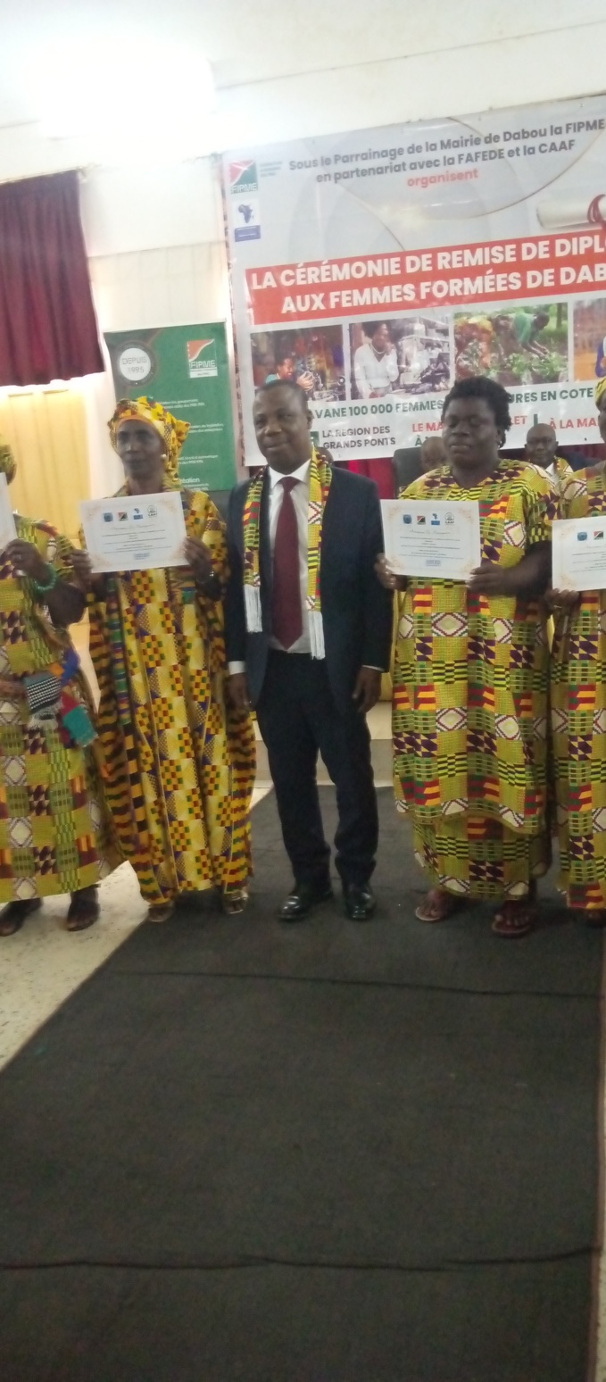 Des femmes brandissant leurs diplômes Des femmes brandissant leurs diplômes