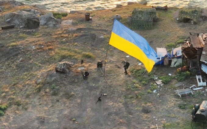 Guerre en Ukraine : les forces Ukrainiennes nettoient l’île Zmiiny et réimplantent le drapeau Ukrainien Guerre en Ukraine : les forces Ukrainiennes nettoient l’île Zmiiny et réimplantent le drapeau Ukrainien