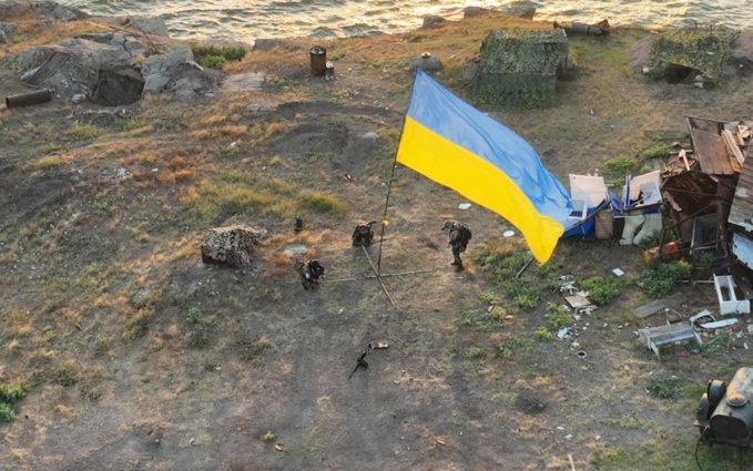 Guerre en Ukraine : les forces Ukrainiennes nettoient l’île Zmiiny et réimplantent le drapeau Ukrainien
