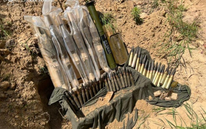 Guerre en Ukraine : un arsenal abandonné par l’armée Russe, découvert à Tchernihiv, près de Kiev Guerre en Ukraine : un arsenal abandonné par l’armée Russe, découvert à Tchernihiv, près de Kiev