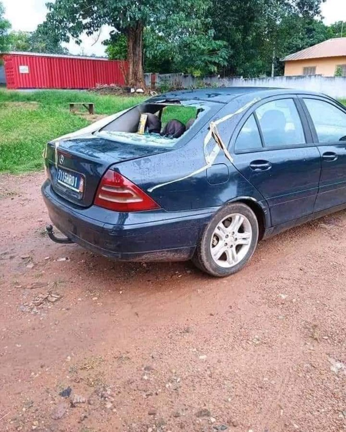 L'état du véhicule du chef d'antenne de Mankono après le passage des candidats fraudeurs L'état du véhicule du chef d'antenne de Mankono après le passage des candidats fraudeurs