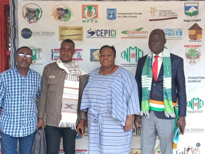 Caravane du textile ivoirien à Sinfra/ Des acteurs du textile espagnol à l'école du pagne Gouro Caravane du textile ivoirien à Sinfra/ Des acteurs du textile espagnol à l'école du pagne Gouro