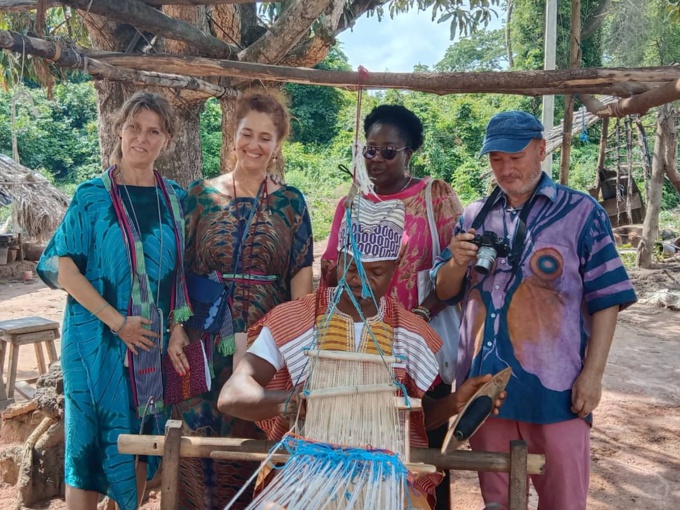 Caravane du textile ivoirien à Sinfra/ Des acteurs du textile espagnol à l'école du pagne Gouro Caravane du textile ivoirien à Sinfra/ Des acteurs du textile espagnol à l'école du pagne Gouro