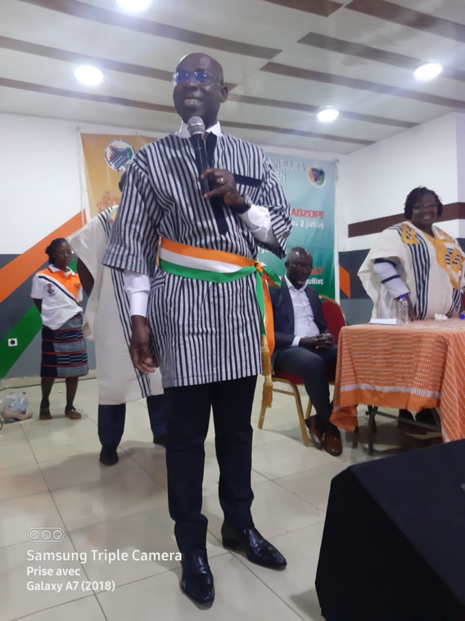 Caravane du textile traditionnel à Kouibly/ Le maire et le président du conseil régional font de précieux don aux artisans de Côte d'Ivoire. Caravane du textile traditionnel à Kouibly/ Le maire et le président du conseil régional font de précieux don aux artisans de Côte d'Ivoire.