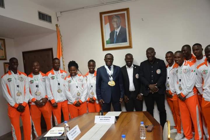 Le ministre des sports entourés des médaillés