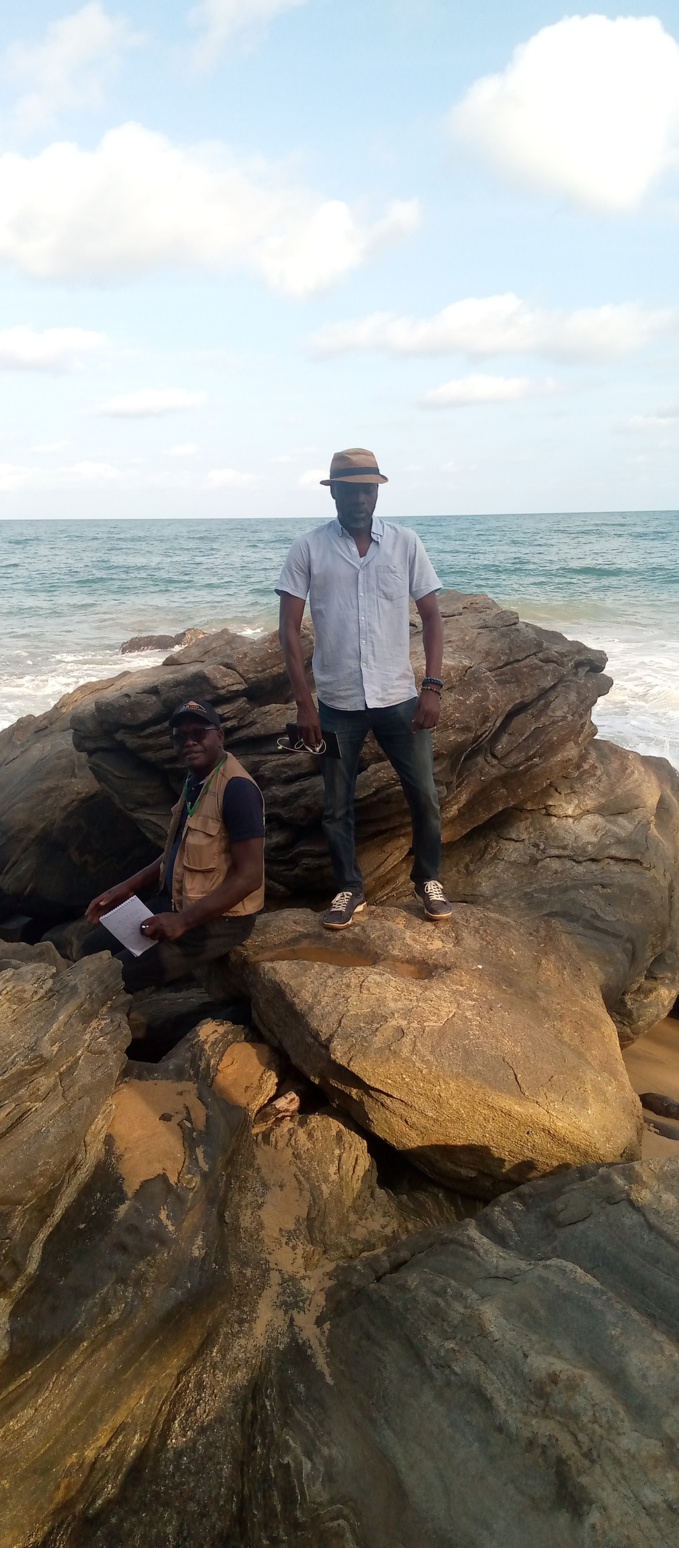 La plage de Monogaga avec ses falaises La plage de Monogaga avec ses falaises