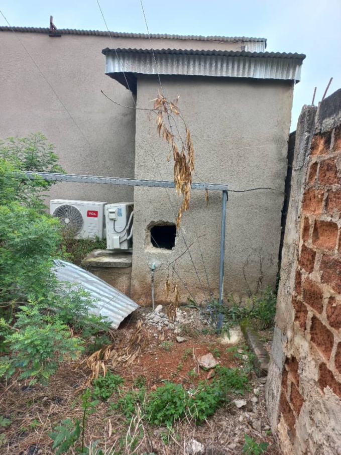 Les bandits sont passés par ce trou pour emporter le coffret fort de la société Les bandits sont passés par ce trou pour emporter le coffret fort de la société