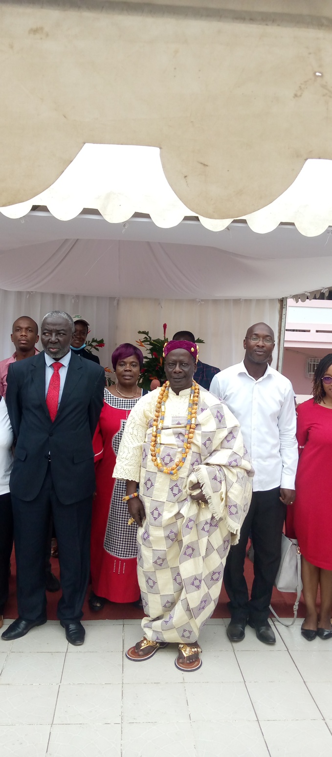 Émile Tchikaya, (en chemise blanche) a le soutien des autorités lors de l'ouverture du Sepic Émile Tchikaya, (en chemise blanche) a le soutien des autorités lors de l'ouverture du Sepic