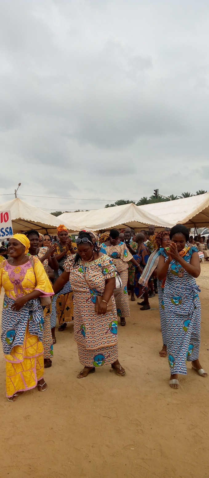 Dabou/ La génération Abr'man confie son destin à Nomel Yannick. Le ministre Essis Emmanuel aux populations : "Arrêtons les querelles inutiles" Dabou/ La génération Abr'man confie son destin à Nomel Yannick. Le ministre Essis Emmanuel aux populations : "Arrêtons les querelles inutiles"