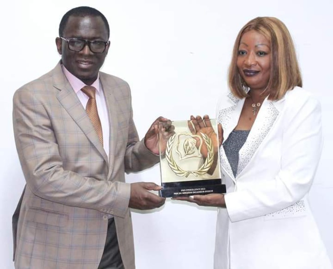 Marie Laure Essan présidente de la Firape a présenté son prix au ministre Danho Paulin Claude Marie Laure Essan présidente de la Firape a présenté son prix au ministre Danho Paulin Claude