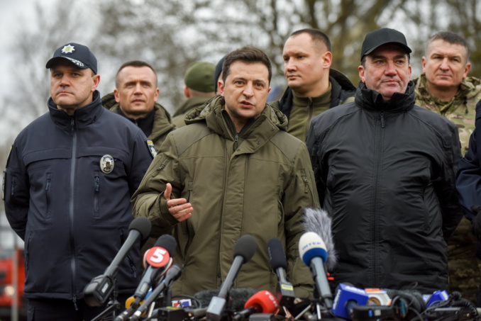 Entouré de ses principaux chefs militaires, Zelensky promet de grandes actions : ‘’Nous les verrons tous’’