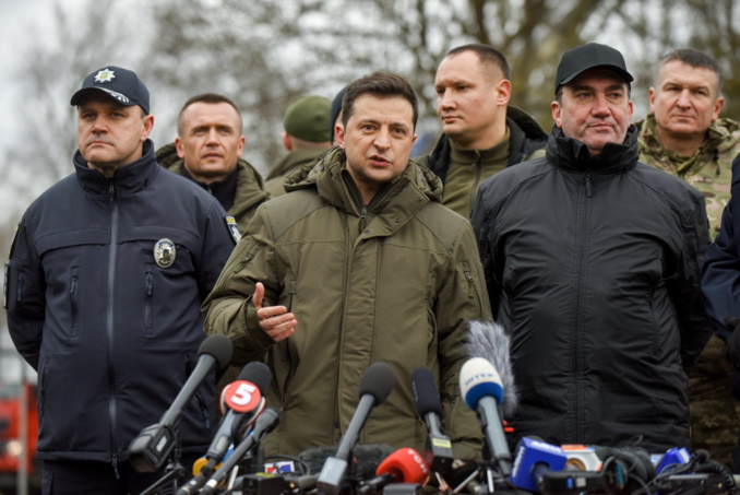 Entouré de ses principaux chefs militaires, Zelensky promet de grandes actions : ‘’Nous les verrons tous’’ Entouré de ses principaux chefs militaires, Zelensky promet de grandes actions : ‘’Nous les verrons tous’’