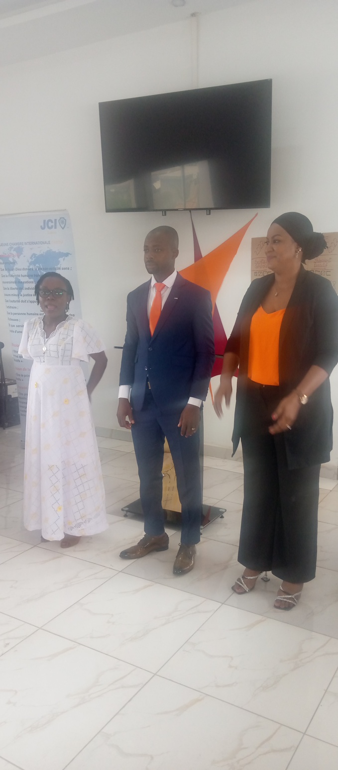 Le président Koffi Morofié entouré de Yéble Victoire (à g) et de Mariam Bouraïka (à dr) Le président Koffi Morofié entouré de Yéble Victoire (à g) et de Mariam Bouraïka (à dr)