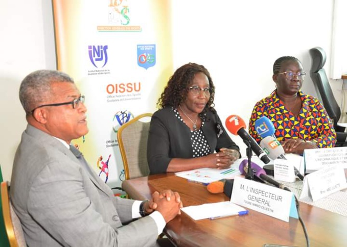 Mme Abé Juliette entouré de Touré Nimbo et Yao Lydie Dogba