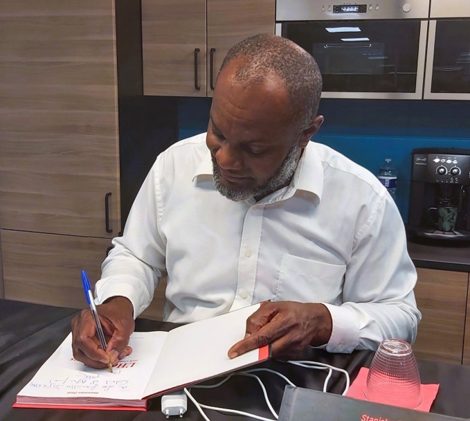 Pacôme Kipré, initiateur de l’œuvre et co-auteur du livre "L'homme aux chaussettes Rouges" Pacôme Kipré, initiateur de l’œuvre et co-auteur du livre "L'homme aux chaussettes Rouges"