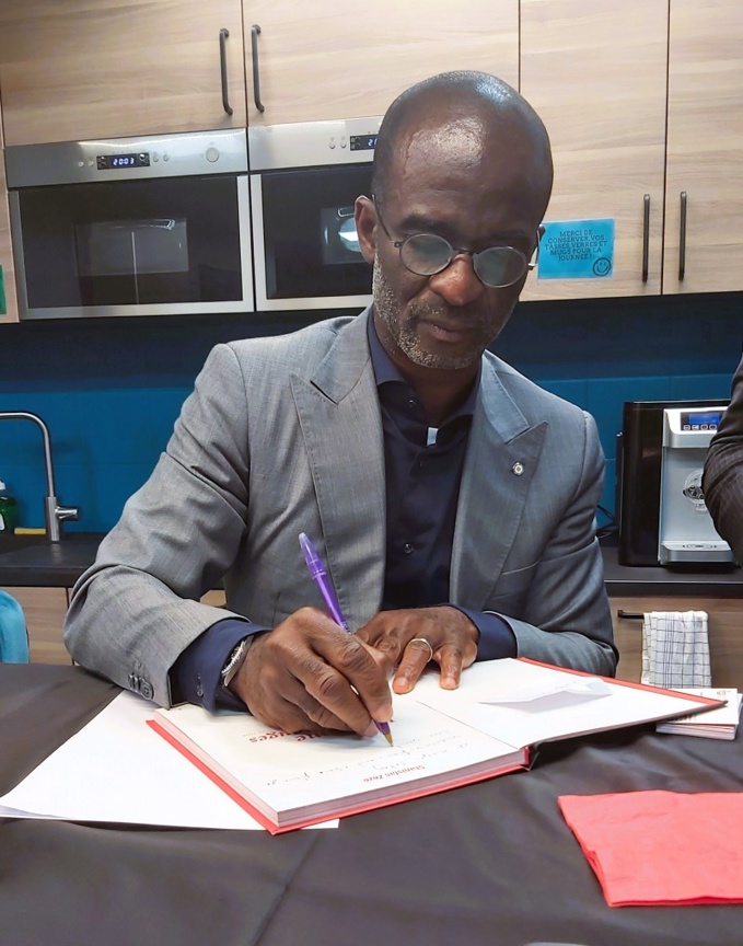 Stanislas Zézé, PDG de Bloomfield Investment Corporation, co-auteur du livre "L'homme aux chaussettes Rouges" Stanislas Zézé, PDG de Bloomfield Investment Corporation, co-auteur du livre "L'homme aux chaussettes Rouges"