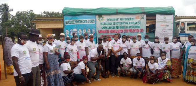 La présidente de l'Ong et les populations lors de la journée de sensibilisation contre le Vih-Sida et la Covid-19 La présidente de l'Ong et les populations lors de la journée de sensibilisation contre le Vih-Sida et la Covid-19