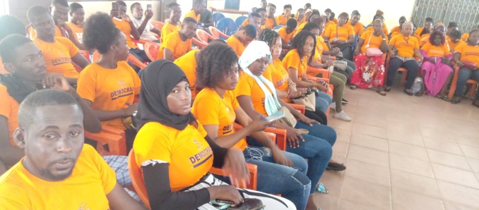 Les jeunes venus des communes d'Abidjan et des villes de l'intérieur lors de la conférence inaugurale Les jeunes venus des communes d'Abidjan et des villes de l'intérieur lors de la conférence inaugurale