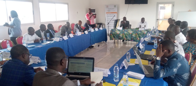 Les points focaux de L'Oscs autour de son directeur et du président du comité scientifique Les points focaux de L'Oscs autour de son directeur et du président du comité scientifique