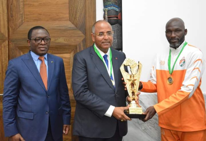 Le premier ministre Patrick Achi a reçu le trophée continental du Maracana Le premier ministre Patrick Achi a reçu le trophée continental du Maracana