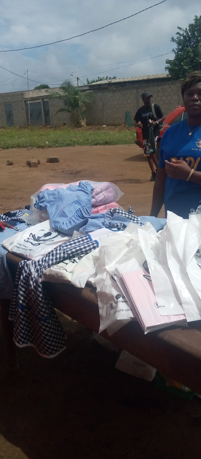 Une vue des kits offerts aux orphelins de Dabou Une vue des kits offerts aux orphelins de Dabou