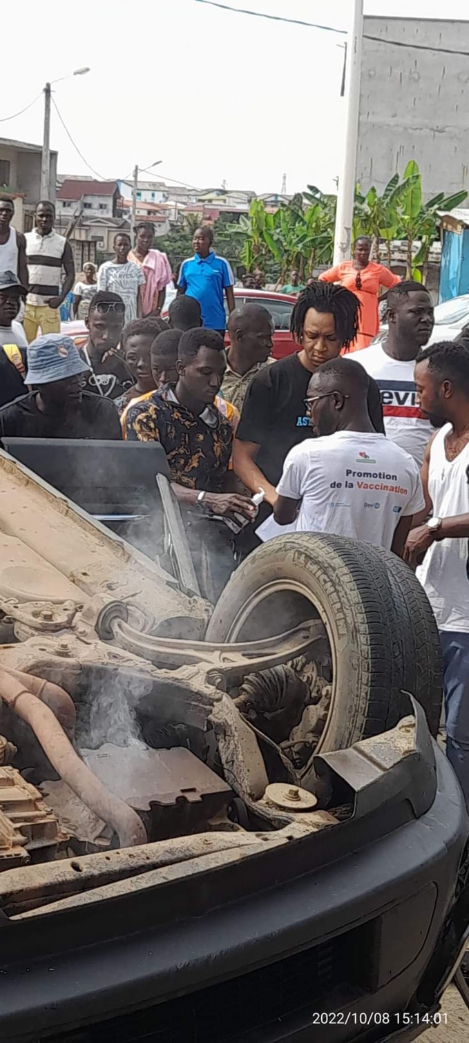 Le véhicule de Safarel Obiang après le tonneau Le véhicule de Safarel Obiang après le tonneau