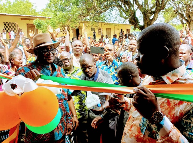 La coupure du ruban en présence du maire Djibo Nicolas