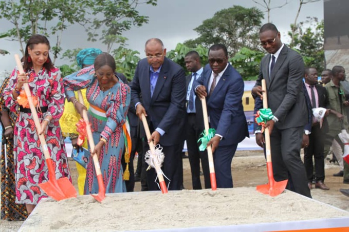 Premier coup de pelle de la construction de la piscine olympique d'Abobo Premier coup de pelle de la construction de la piscine olympique d'Abobo