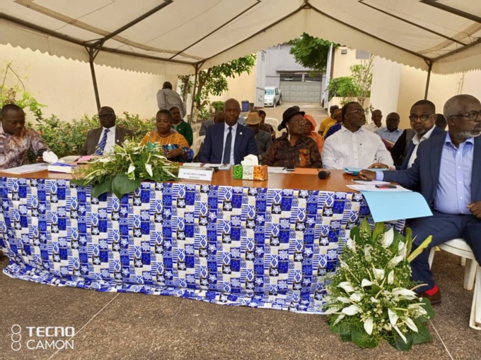 Une vue de la table de séance Une vue de la table de séance