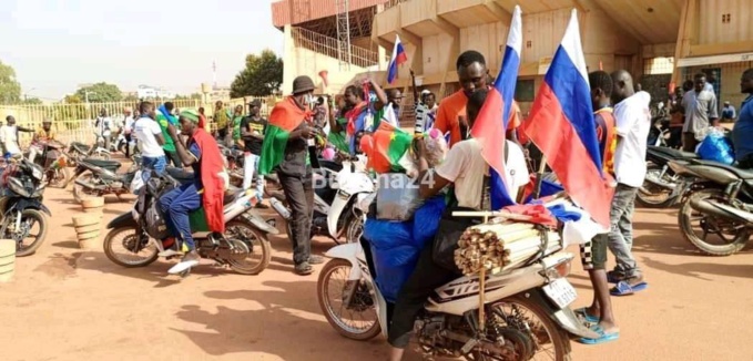 Burkina : des manifestants font pression sur le capitaine Traoré pour qu'il se tourne vers la Russie Burkina : des manifestants font pression sur le capitaine Traoré pour qu'il se tourne vers la Russie