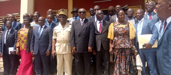 La photo de famille avec le préfet de région et les conseillers La photo de famille avec le préfet de région et les conseillers