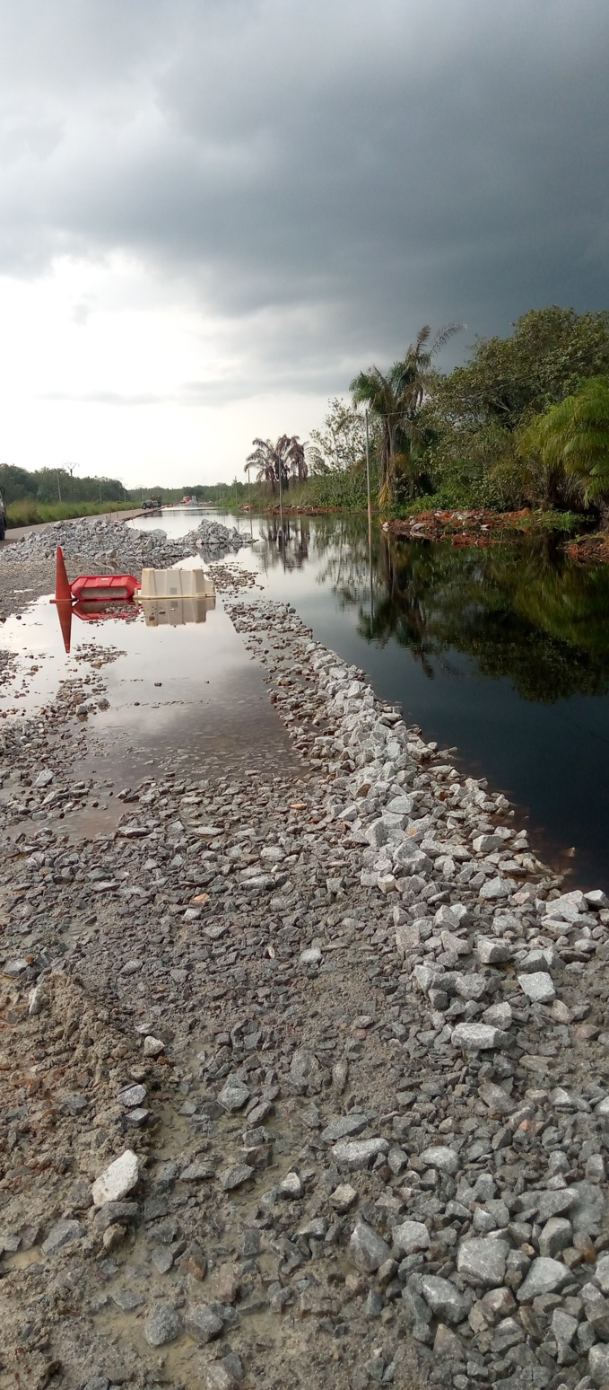 La rivière Agnéby en crue occupe une grande partie de la voie en chantier La rivière Agnéby en crue occupe une grande partie de la voie en chantier