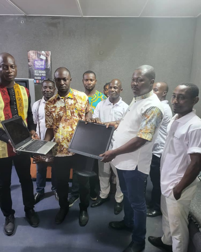 Apata Marc, président du RAME remettant les ordinateurs aux responsables de comités Apata Marc, président du RAME remettant les ordinateurs aux responsables de comités