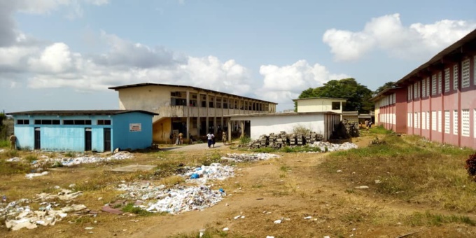 Une vue du lycée Pierre Gadié de Yopougon avec des infrastructures inadaptées Une vue du lycée Pierre Gadié de Yopougon avec des infrastructures inadaptées
