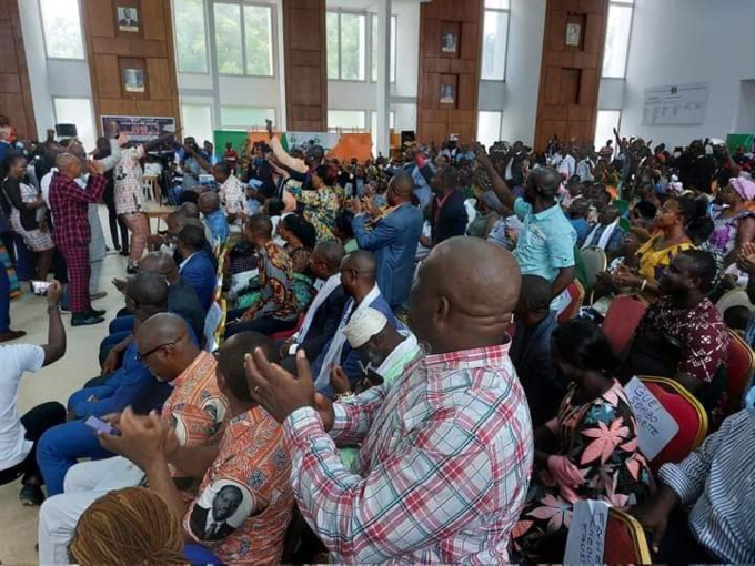 Cérémonie de remise du rapport de fusion de GPS : pourquoi les militants Soroistes ont quitté le siège du PDCI "dans la panique" Cérémonie de remise du rapport de fusion de GPS : pourquoi les militants Soroistes ont quitté le siège du PDCI "dans la panique"