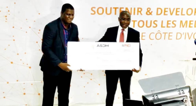 Joël Nianzou (à g) recevant son chèque des main de M. Meité Sindou de l'Asdm Joël Nianzou (à g) recevant son chèque des main de M. Meité Sindou de l'Asdm