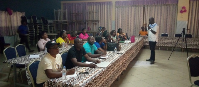 Le public et les femmes de Fadi satisfaits de la conférence Le public et les femmes de Fadi satisfaits de la conférence