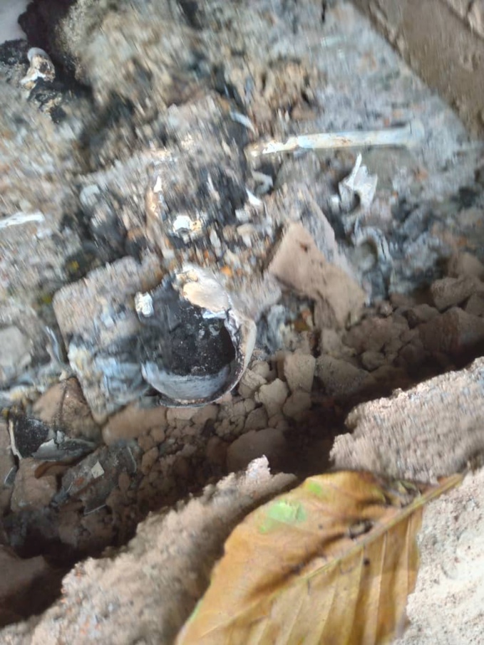 Odieux/ Morte en couche, la tombe d'une mère profanée. Son corps calciné. Odieux/ Morte en couche, la tombe d'une mère profanée. Son corps calciné.