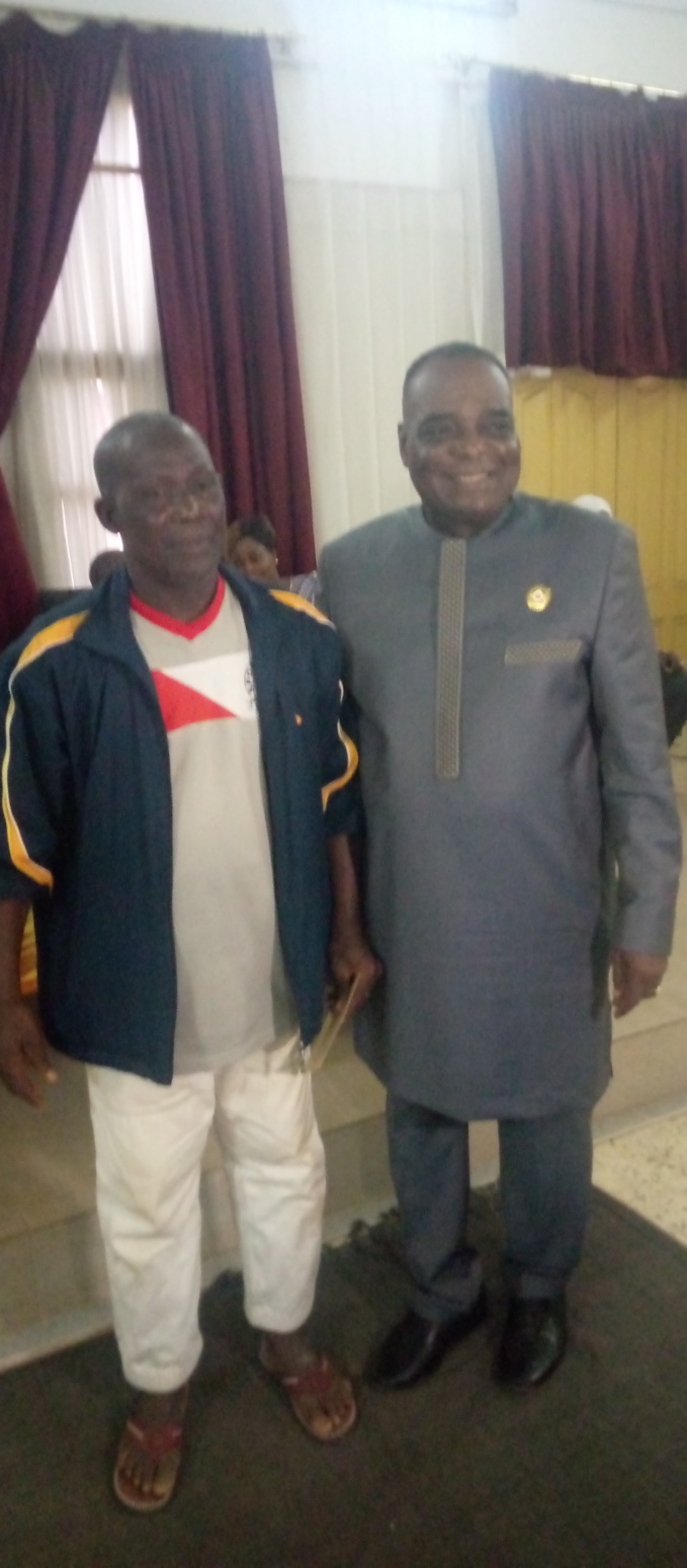 Le maire récompensant un responsable de club Le maire récompensant un responsable de club