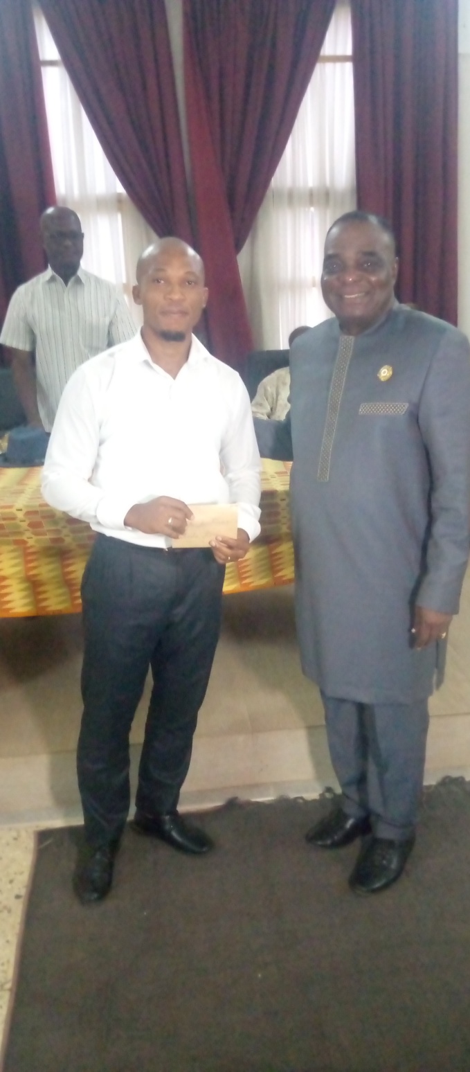 Sport/ Le maire de Dabou distribue 7 millions de FCFA aux athlètes Sport/ Le maire de Dabou distribue 7 millions de FCFA aux athlètes