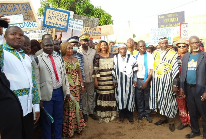 Le ministre gouverneur du district autonome des Montagnes, Dr Albert Flindé était aux côtés des producteurs de manioc de Gloleu