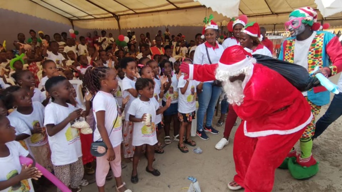 Le père Noël a rendu visite aux enfants d'Adjamé Bingerville grâce....