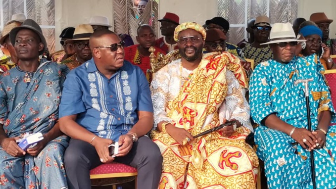 au chef Awaka Agbo Ghislain Alfred et des partenaires au chef Awaka Agbo Ghislain Alfred et des partenaires