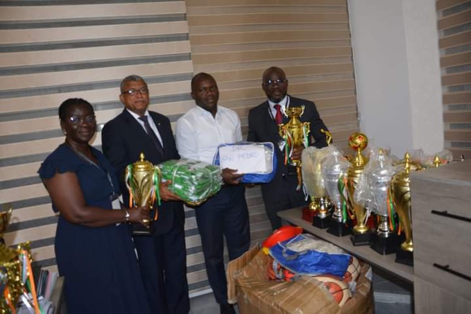 Le ministre des sports Danho Paulin dresse son bilan. Plusieurs équipements et matériels remis aux agents. Le ministre des sports Danho Paulin dresse son bilan. Plusieurs équipements et matériels remis aux agents.