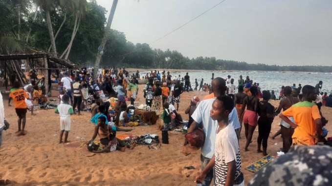 Les populations qui ont déferlé à la plage de Tolou ont bénéficié de l'appui de l'opération Espadon1 Les populations qui ont déferlé à la plage de Tolou ont bénéficié de l'appui de l'opération Espadon1