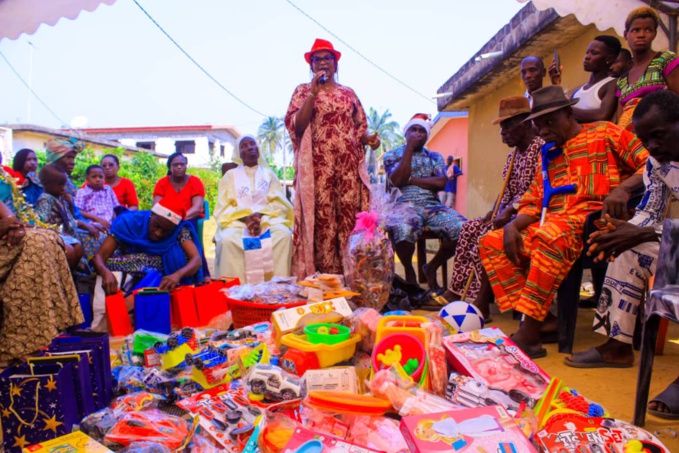Les nombreux cadeaux présentés par la présidente de l'Afab-Sougnon, Yobou Carelle Les nombreux cadeaux présentés par la présidente de l'Afab-Sougnon, Yobou Carelle