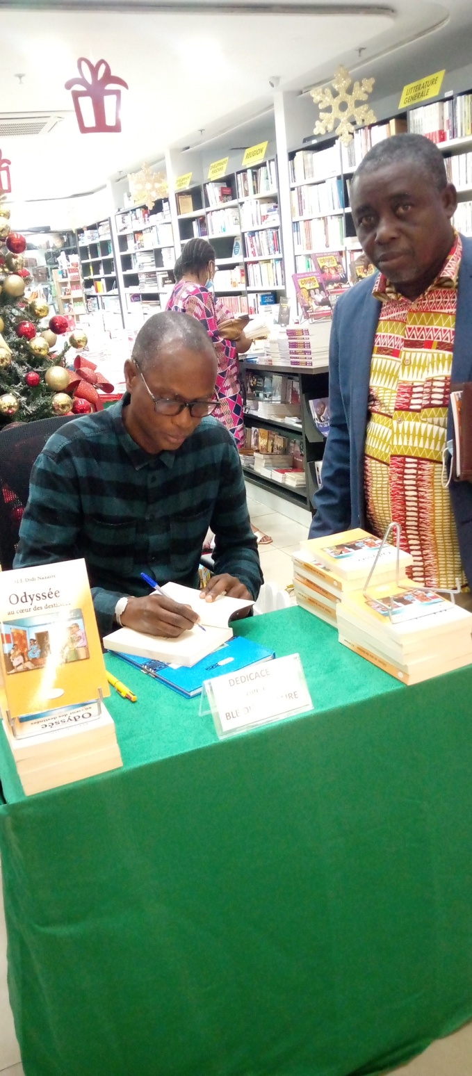 Blé Didi Nazaire lors de la dédicace de l'ouvrage " Odyssée au cœur des destinées" Blé Didi Nazaire lors de la dédicace de l'ouvrage " Odyssée au cœur des destinées"