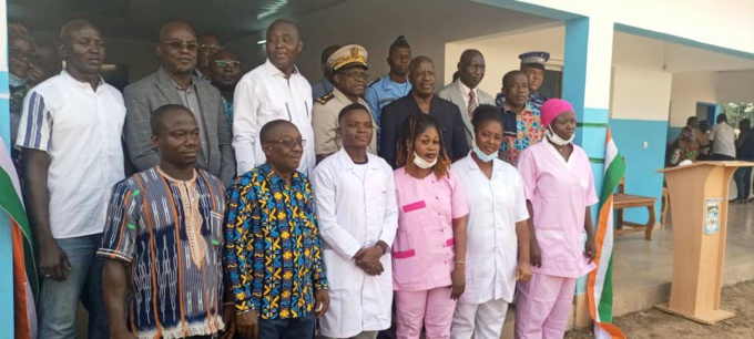 Le maire Gnangni Daniel ( costume noir) a remis le centre de santé aux populations Le maire Gnangni Daniel ( costume noir) a remis le centre de santé aux populations