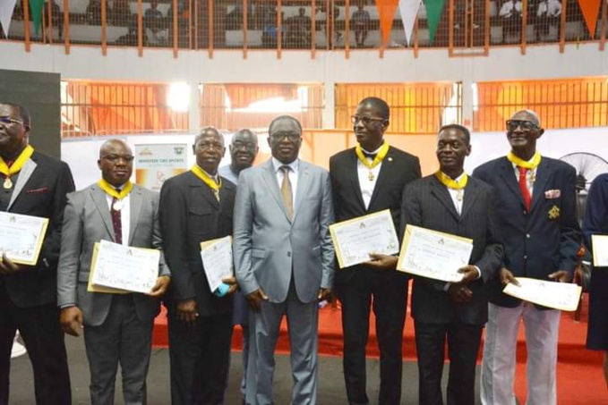 Plusieurs acteurs des sports ont été distingués par le ministre des Sports Danho Paulin Plusieurs acteurs des sports ont été distingués par le ministre des Sports Danho Paulin